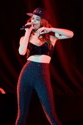 Hailee Steinfeld Performing at The Bayfront Park Amphitheatre in Miami 9/16/2016