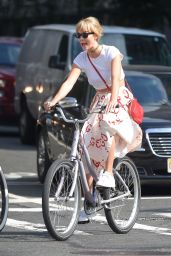 Karlie Kloss - Riding a Bike in New York City 9/9/2016