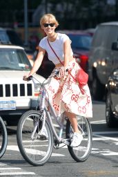 Karlie Kloss - Riding a Bike in New York City 9/9/2016