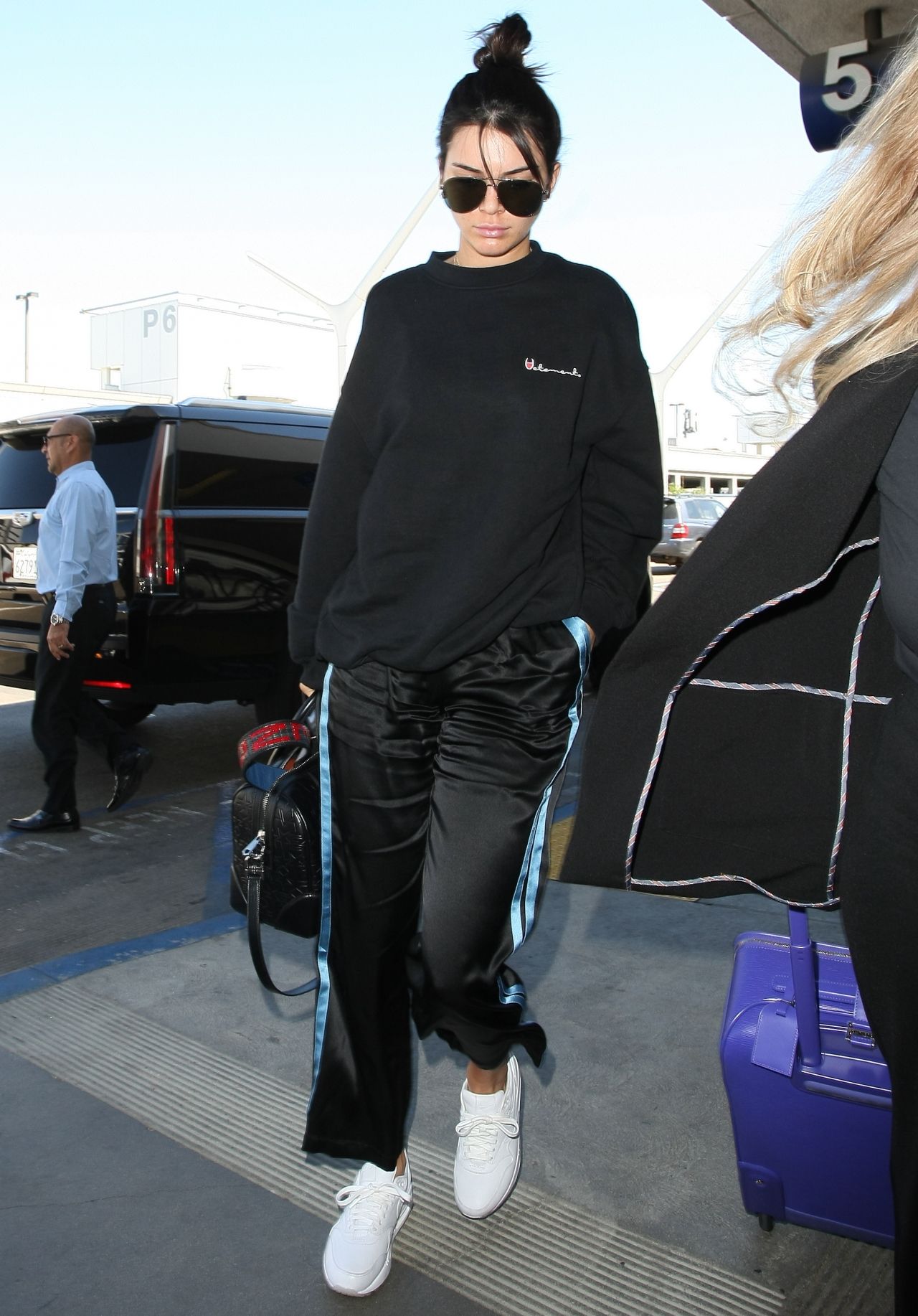 Kendall Jenner Travel Outfit - LAX Airport in Los Angeles 9/26/ 2016 ...