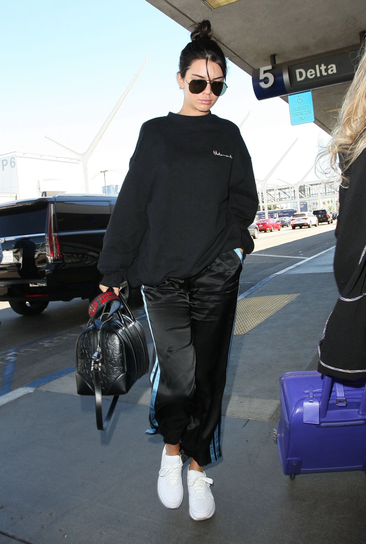 Kendall Jenner Travel Outfit - LAX Airport in Los Angeles 9/26/ 2016 ...