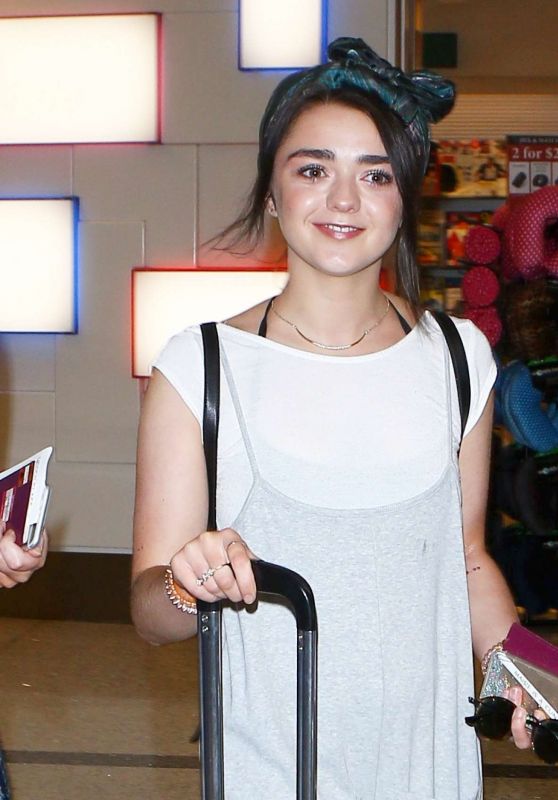 Maisie Williams - Arrives at LAX Airport in Los Angeles 9/17/2016