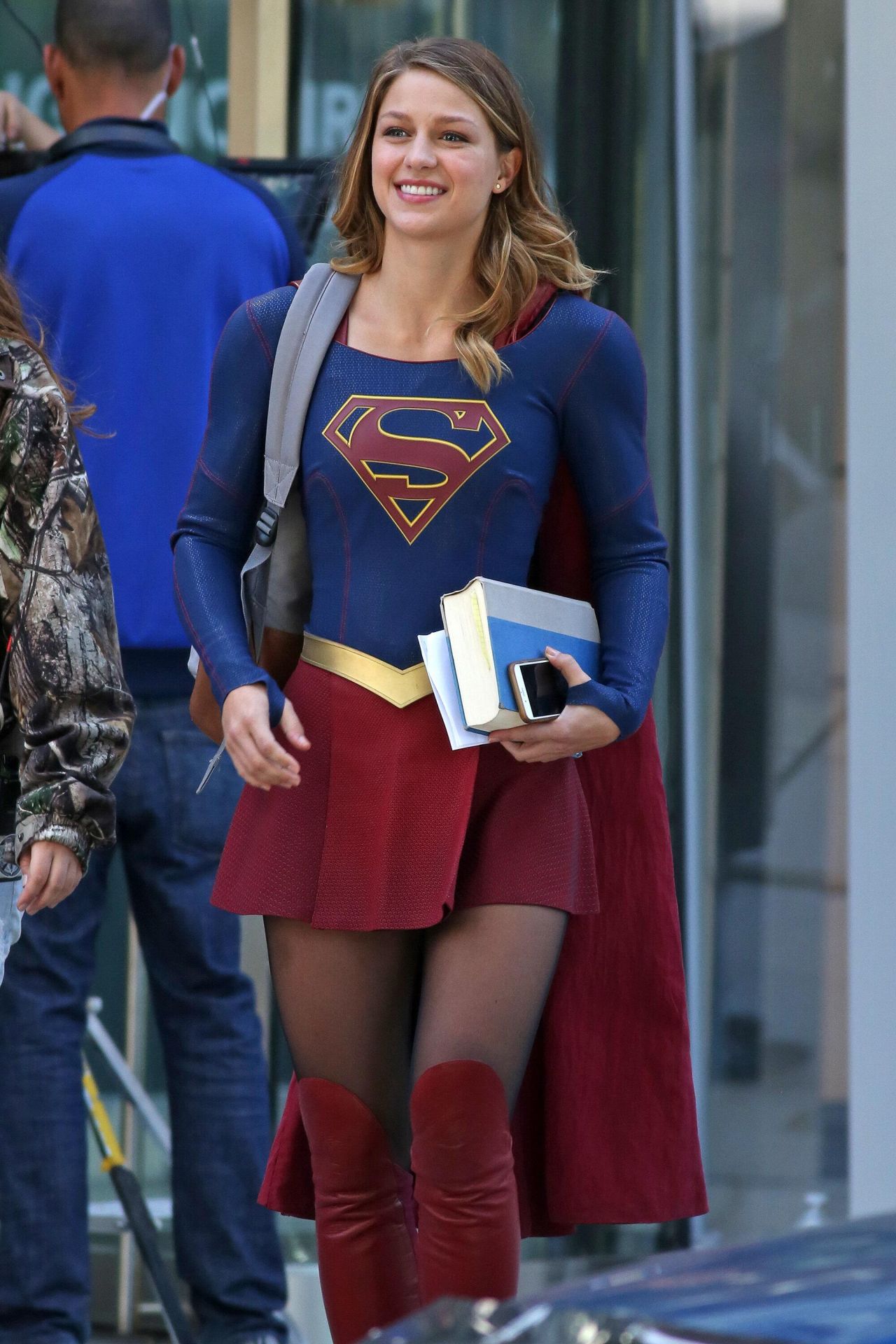 melissa-benoist-supergirl-set-in-vancouver-09-12-2016-9.