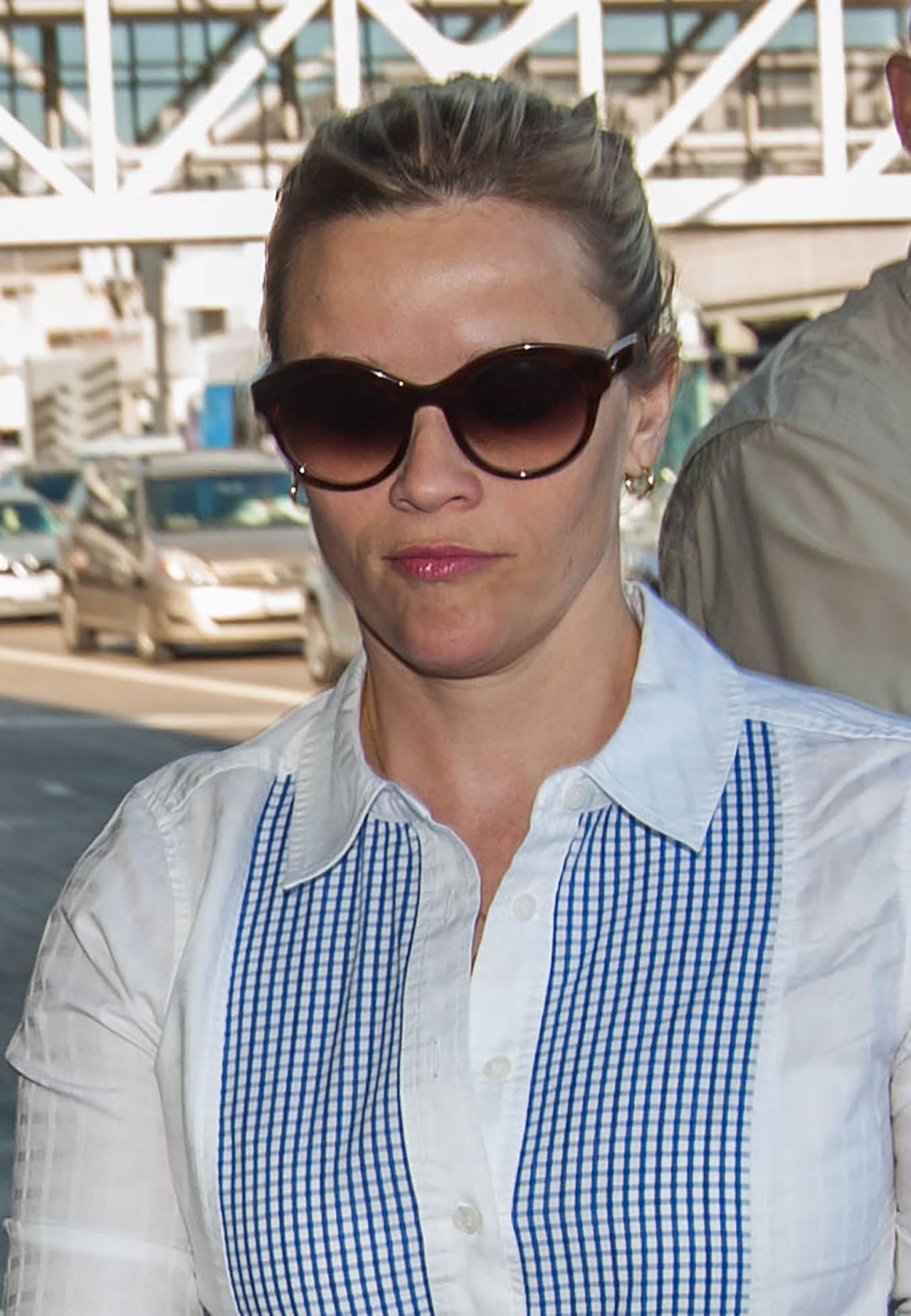 Reese Witherspoon Casual Style - LAX Airport in LA 9/27/2016 • CelebMafia