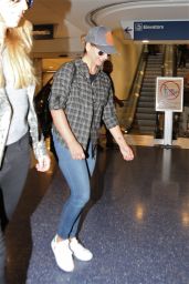 Sarah Michelle Geller - Arrives at LAX in Los Angeles 9/1/2016