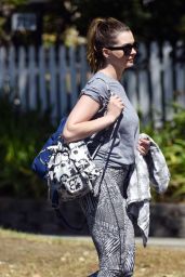 Anne Hathaway in Leggings - Los Angeles, September 2016