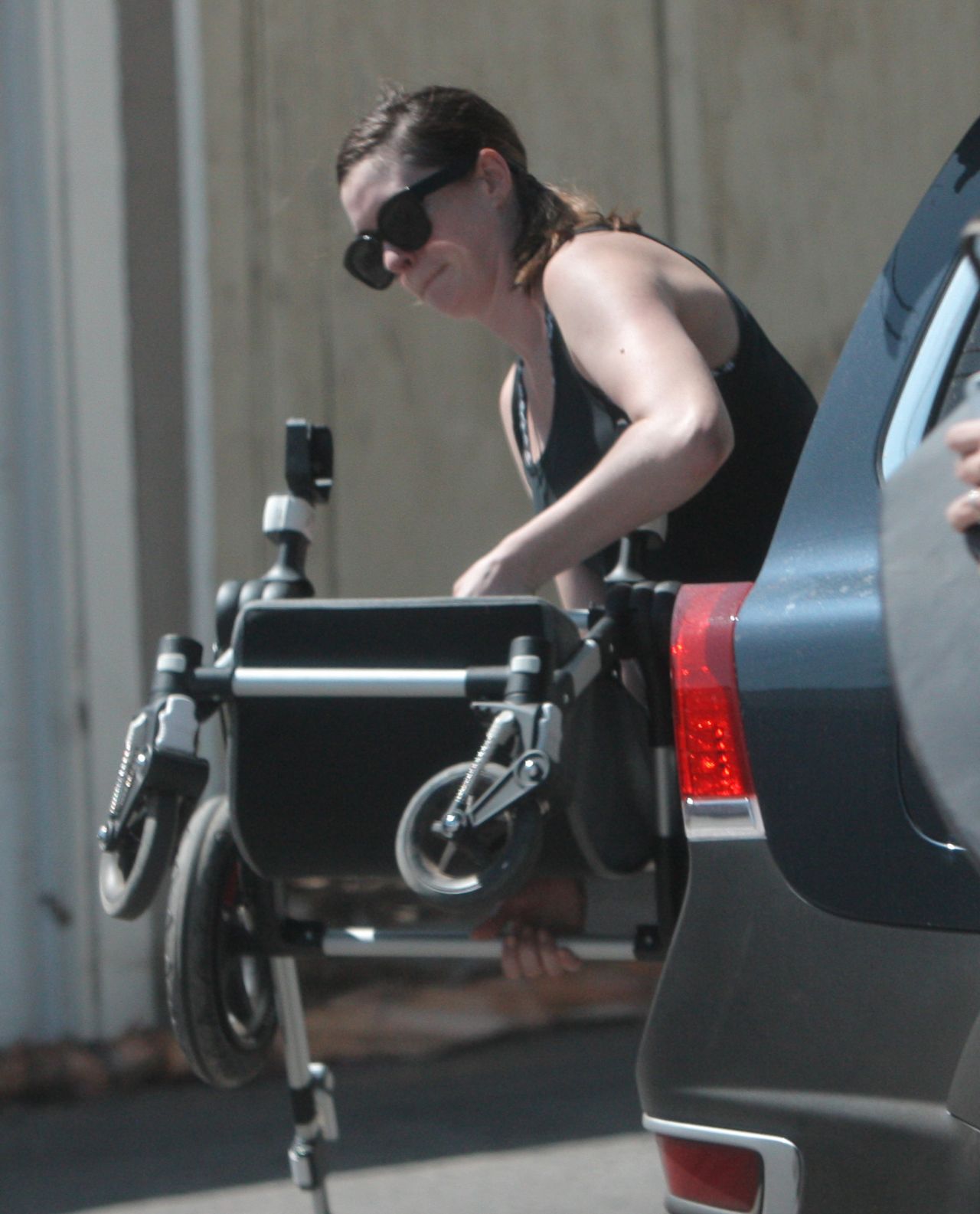 Anne hathaway getting out of car