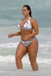 Ashley Graham Shows Off Her Bikini Body - Cancun, Mexico 10/28/ 2016