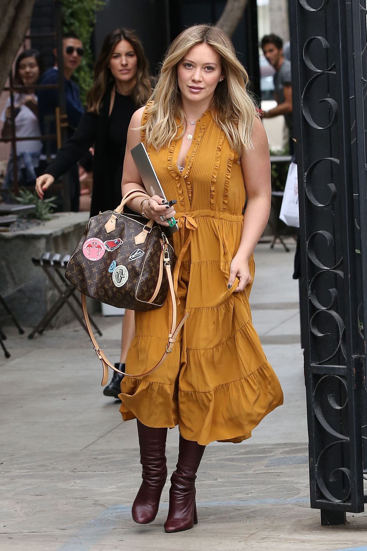 hilary-duff-arrives-for-an-appointment-at-901-hair-salon-louis