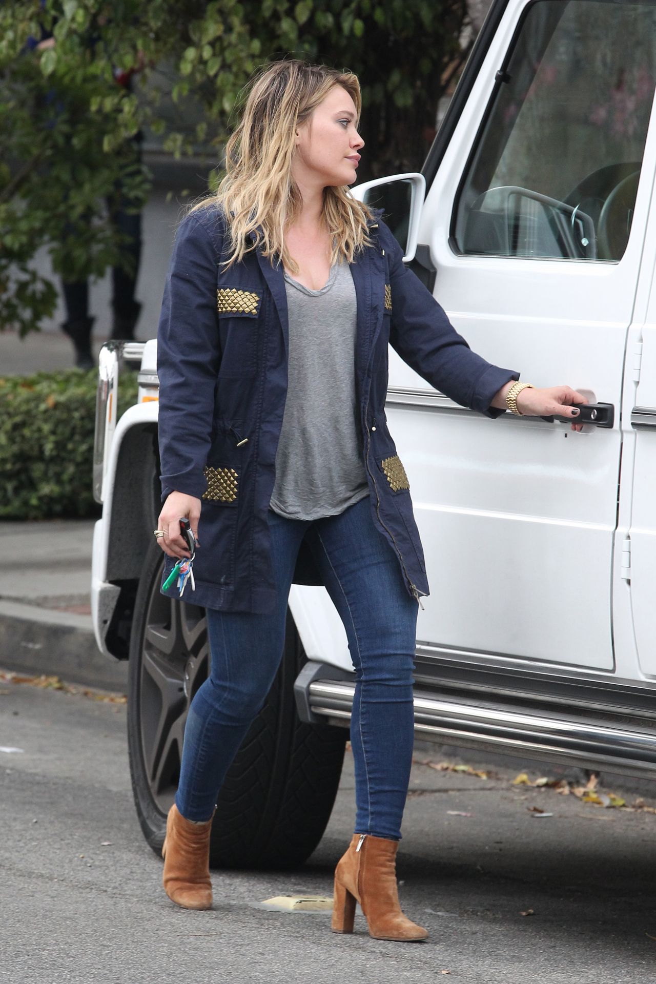 Hilary Duff Casual Outfit - Running Errands For Mattress Shopping