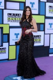Idina Menzel – Latin American Music Awards in Hollywood 10/6/ 2016
