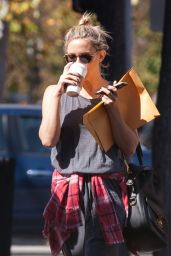 Kate Hudson Street Style - Running Errands in Los Angeles 10/03/ 2016 