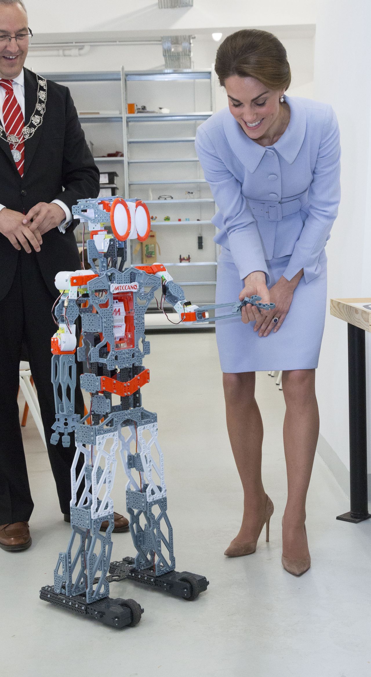 kate-middleton-robotics-class-at-bouwkeet-workshop-project-for-teenagers-in-rotterdam-nl-10-11-2016-1.jpg