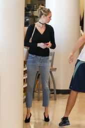 Kate Upton Casual Style - Spotted at a Rite Aid Pharmacy in Beverly Hills 10/3/2016