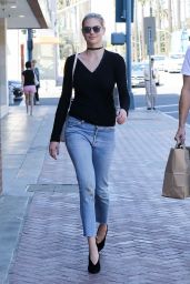 Kate Upton Casual Style - Spotted at a Rite Aid Pharmacy in Beverly Hills 10/3/2016