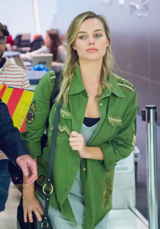 Margot Robbie Travel Outfit - JFK Airport in NY 10/2/2016 