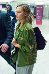 Margot Robbie Travel Outfit - JFK Airport in NY 10/2/2016 