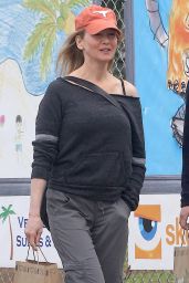 Renee Zellweger With a Gal Pal After Lunch in Venice 30/10/ 2016