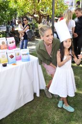 Sarah Michelle Gellar - Foodstirs Host Kids in the Kitchen at The Grove in Los Angeles 10/02/2016
