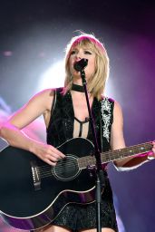 Taylor Swift Performs at US Grand Prix in Austin - 10/22/2016 • CelebMafia