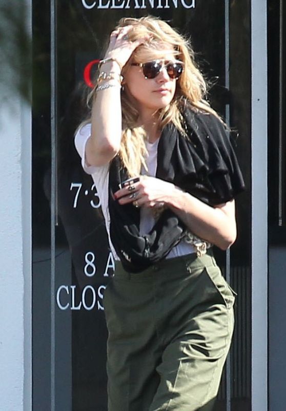 Amber Heard - Picking Up Some Clothes at a Dry Cleaners in LA 11/7/2016