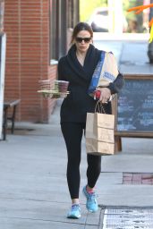 Jennifer Garner - Stopping to Pick up Bagels and Smoothies on Thanksgiving Eve in Brentwood, CA 11/23/ 2016
