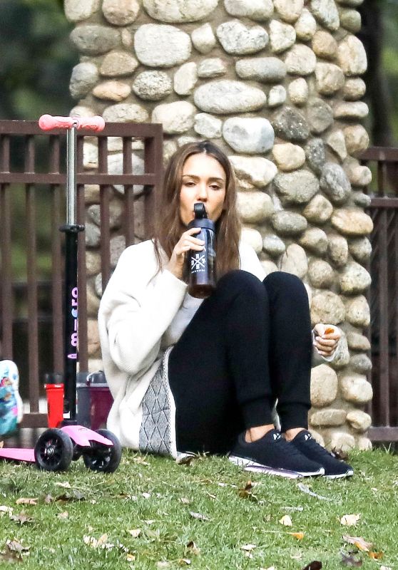 Jessica Alba at Coldwater Park in Beverly Hills, November 2016