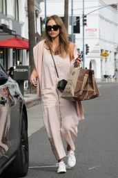 Jessica Alba Casual Style - Shopping at Sugarfina in Beverly Hills 11/12/ 2016 