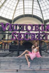 Josephine Skriver – Victoria’s Secret Fashion Show 2016 Backstage
