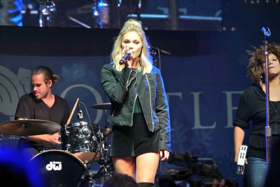 olivia-holt-performing-at-citadel-outlets-tree-lighting-event-in-los-angeles-11-5-2016-1
