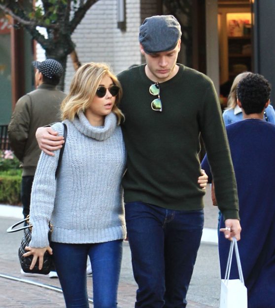 sarah-hyland-and-dominic-sherwood-christmas-shopping-at-the-grove-in-los-angeles-11-29-2016-4