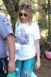 Sarah Hyland - Filming Modern Family in Brentwood 11/3/ 2016 