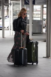 Abbie Cornish Travel Outfit - Airport in Sydney, Australia 12/18/ 2016