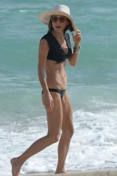 Bethenny Frankel - Walking the Beaches of Miami 12/5/ 2016
