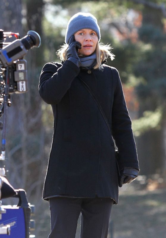 Claire Danes - On the Set of 