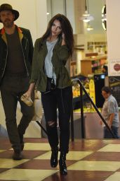 Emily Ratajkowski - Enjoys Lunch at Grand Central Market in Los Angeles12/14/ 2016