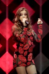 Hailee Steinfeld - Performing at 101.3 KDWB