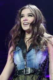 Hailee Steinfeld - Performing at 103.5 KISS FM
