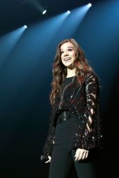 Hailee Steinfeld - Performs at the Kiss 95.1 Kissmas Concert in Charlotte, NC, 12/13/ 2016