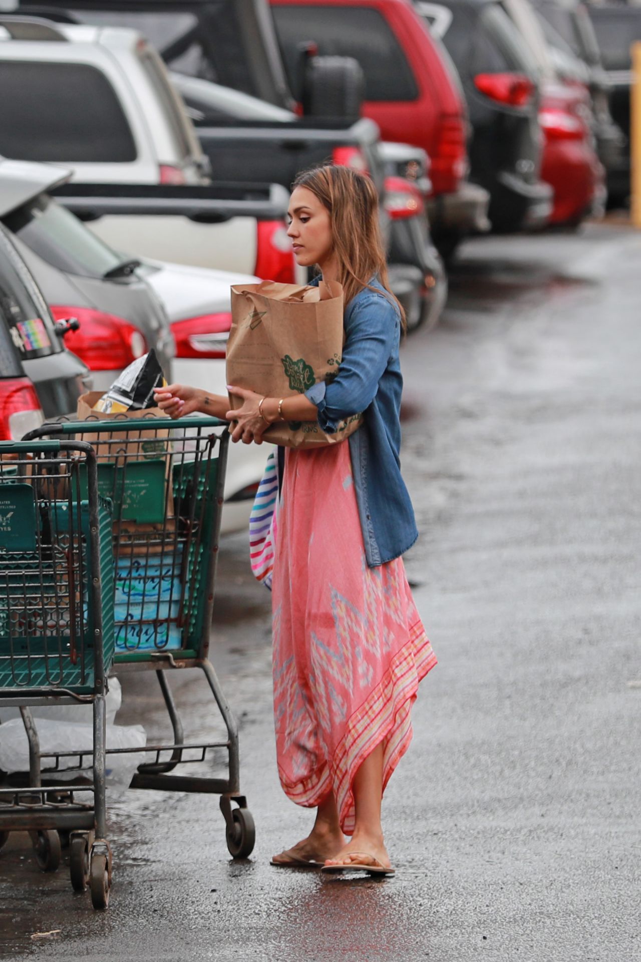 Jessica Alba Gets Ready For New Years Eve - Buying Fire Crackers in Hawaii 12/29/ 2016
