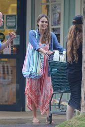 Jessica Alba Gets Ready For New Years Eve - Buying Fire Crackers in Hawaii 12/29/ 2016