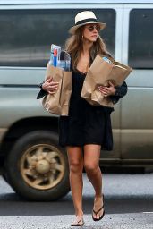 Jessica Alba Street Style - Grocery Shopping In Hawaii 12/28/ 2016