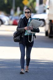 Jordana Brewster - Carries Some of Her Daughters Art to be Custom Framed in Hollywood 12/27/ 2016