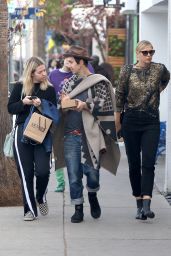 Maria Sharapova Chic Style - Shopping in Venice 12/21/ 2016