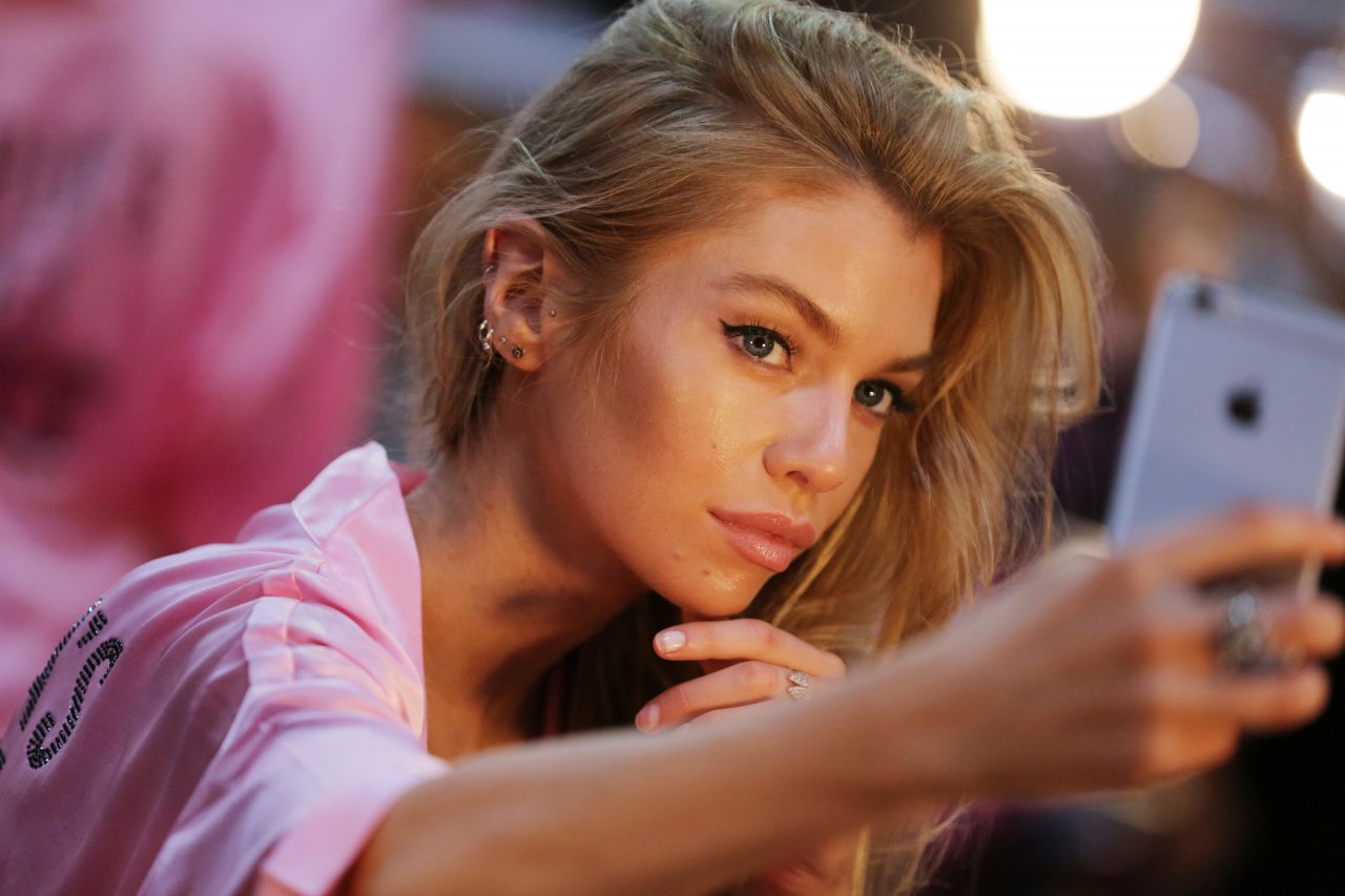 How to Achieve Stella Maxwell's Blonde Hair Color - wide 7