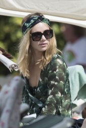 Suki Waterhouse and Sister Immy Waterhouse on vacation in Barbados 12/21/ 2016