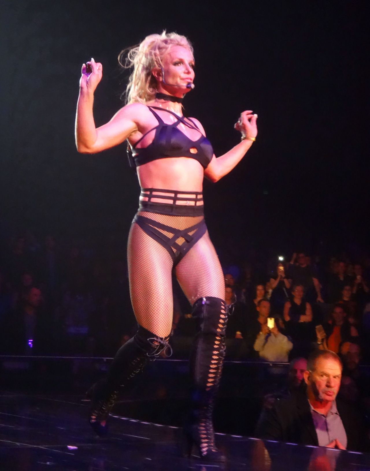 britney-spears-performing-at-her-piece-o