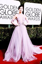 Hailee Steinfeld – Golden Globe Awards in Beverly Hills 01/08/ 2017