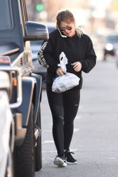 Hilary Duff - Picks Up Some Take Away for Breakfast in Los Angeles 1/18/ 2017