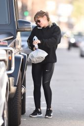 Hilary Duff - Picks Up Some Take Away for Breakfast in Los Angeles 1/18/ 2017